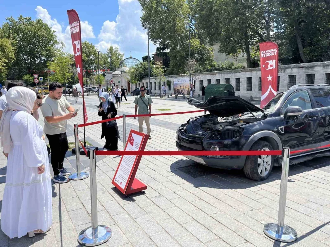 15 Temmuz'da tankın ezdiği araç Üsküdar Meydanı'nda sergileniyor
