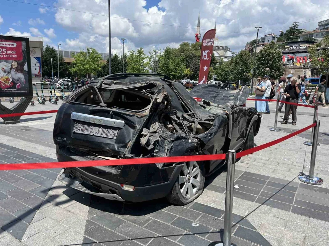 15 Temmuz'da tankın ezdiği araç Üsküdar Meydanı'nda sergileniyor