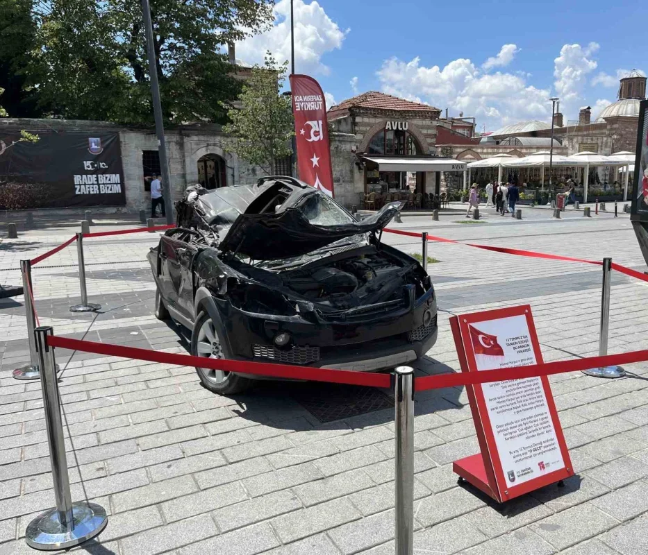 15 Temmuz'da tankın ezdiği araç Üsküdar Meydanı'nda sergileniyor
