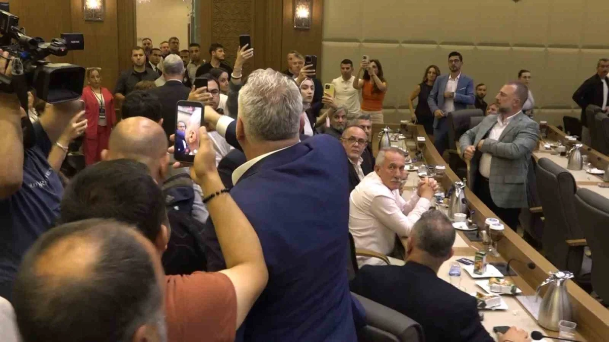 Bursa Büyükşehir Meclisi'nde AK Parti ve CHP arasında gerginlik