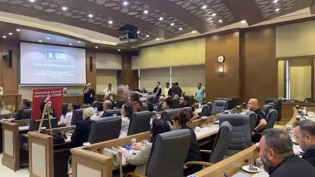 Bursa Büyükşehir Meclisi'nde AK Parti ve CHP arasında gerginlik