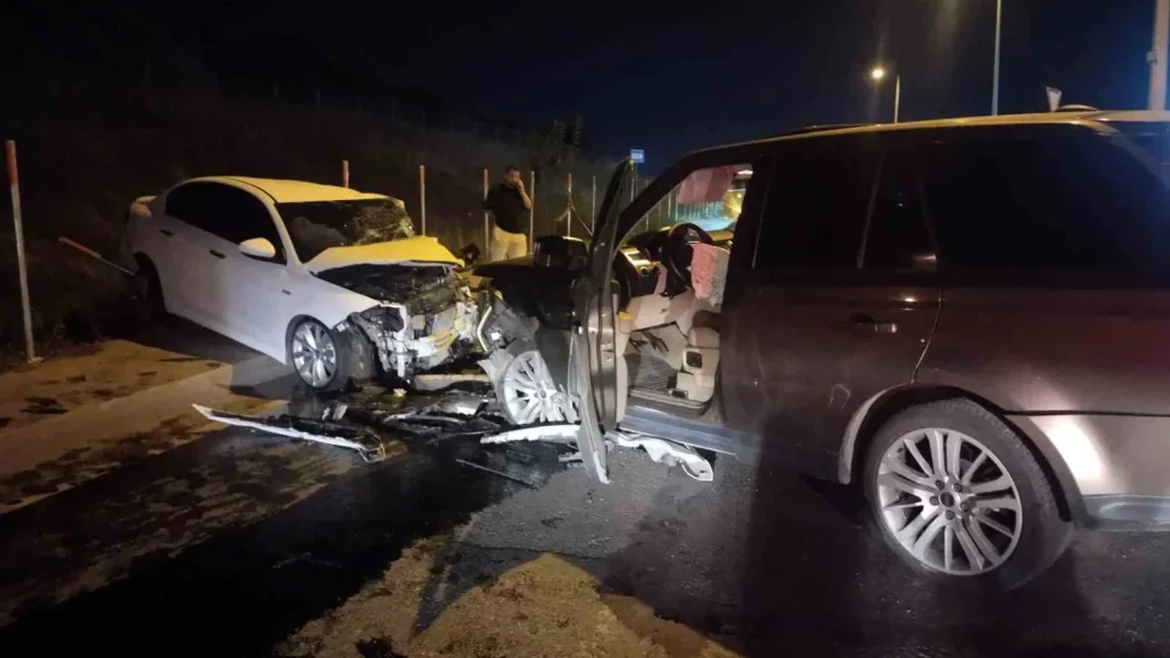 Sancaktepe'de ters yönde gelen otomobil 2 araca çarptı: 5 yaralı