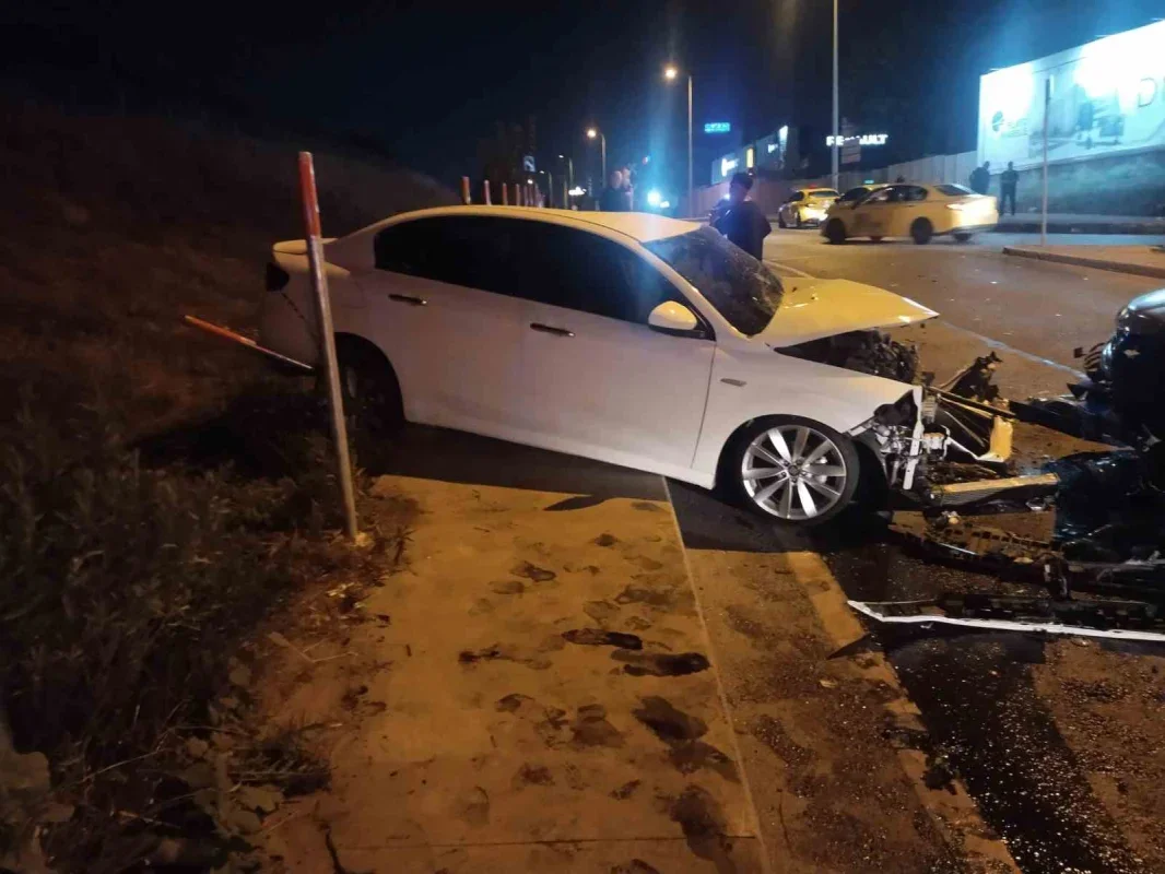 Sancaktepe'de ters yönde gelen otomobil 2 araca çarptı: 5 yaralı
