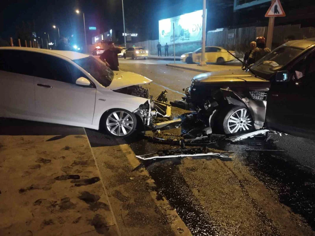 Sancaktepe'de ters yönde gelen otomobil 2 araca çarptı: 5 yaralı