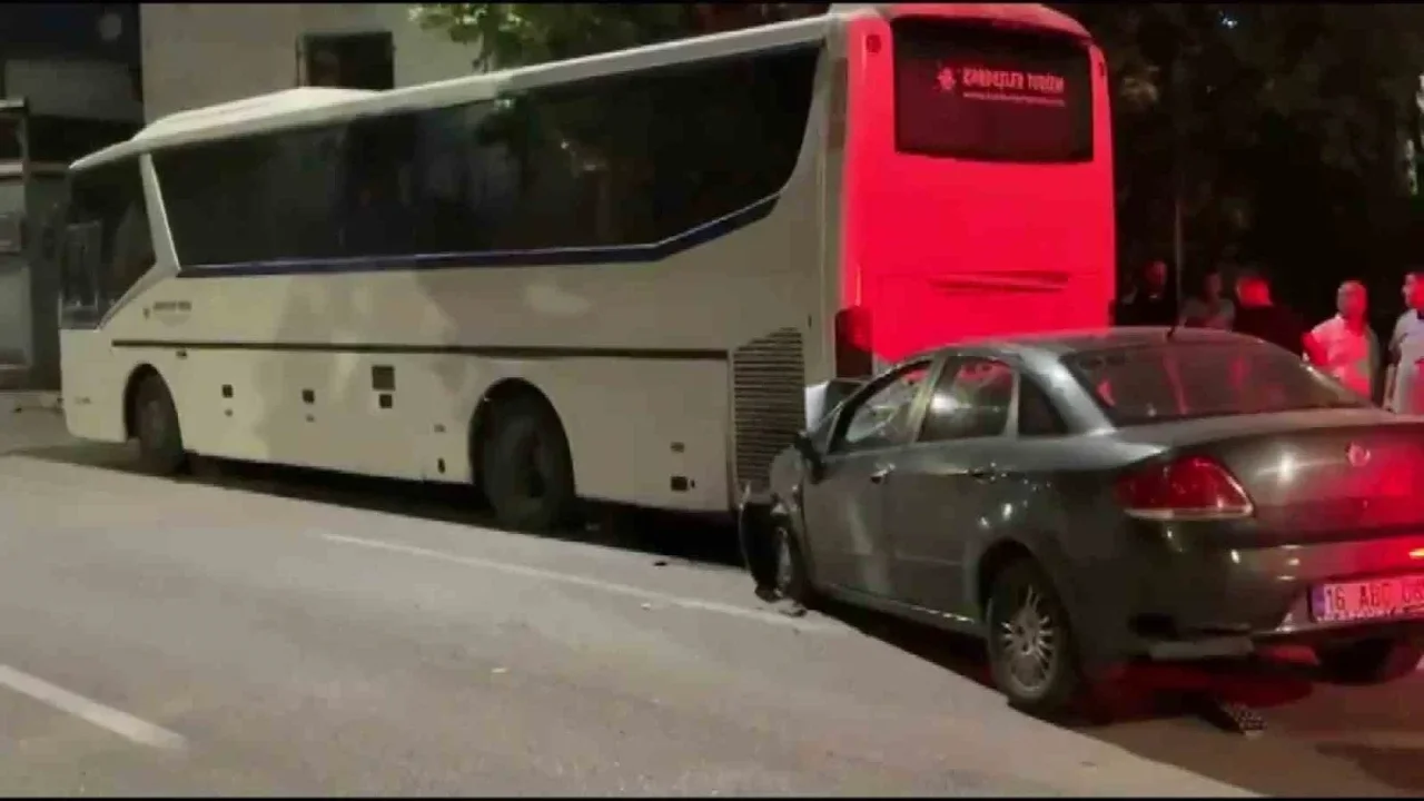 Bursa Yıldırım'da alkollü sürücü duvara çarpıp otobüse vurdu