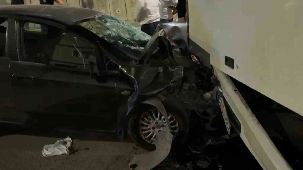 Bursa Yıldırım'da alkollü sürücü duvara çarpıp otobüse vurdu