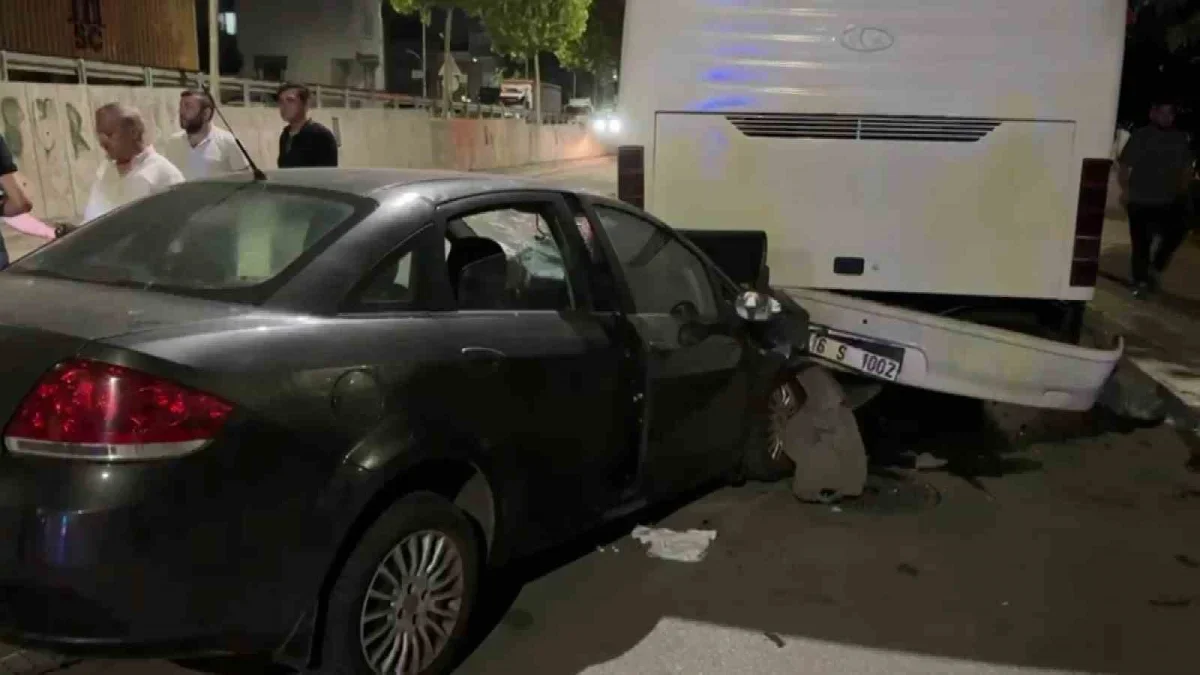 Bursa Yıldırım'da alkollü sürücü duvara çarpıp otobüse vurdu