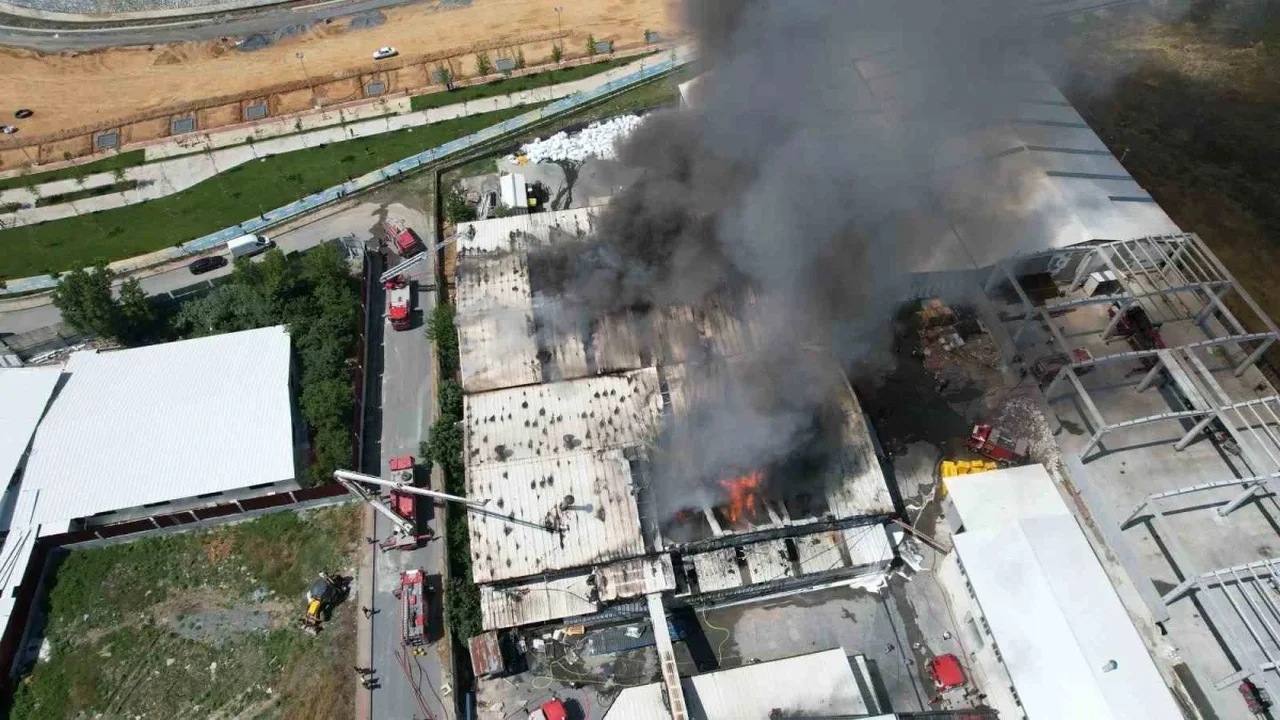 Arnavutköy'de sünger fabrikası yangını 3 saatte söndürüldü