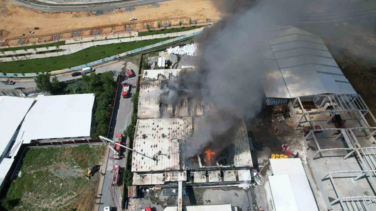 Arnavutköy'de sünger fabrikası yangını 3 saatte söndürüldü