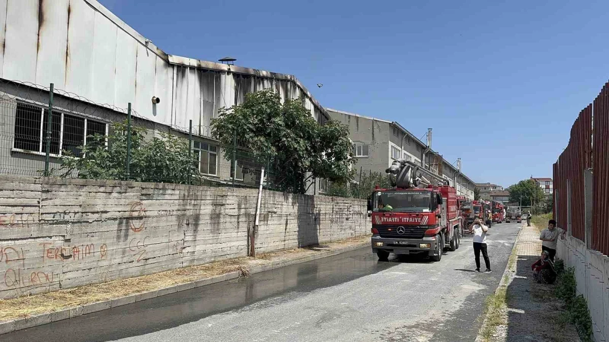 Arnavutköy'de sünger fabrikası yangını 3 saatte söndürüldü