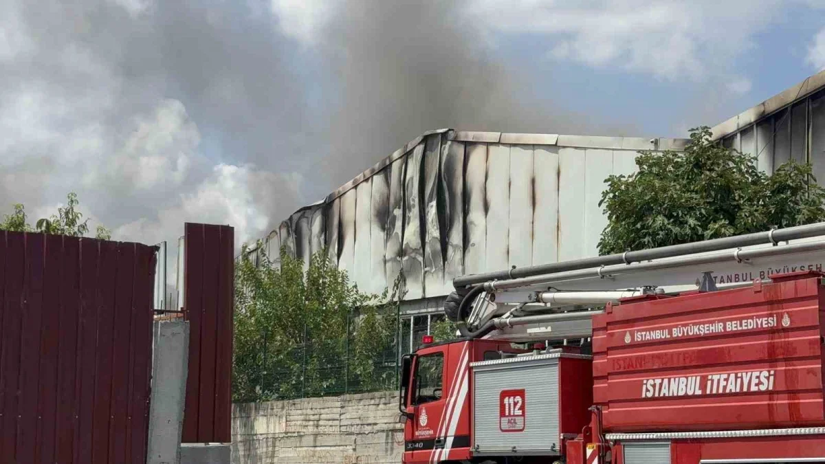 Arnavutköy'de sünger fabrikası yangını 3 saatte söndürüldü