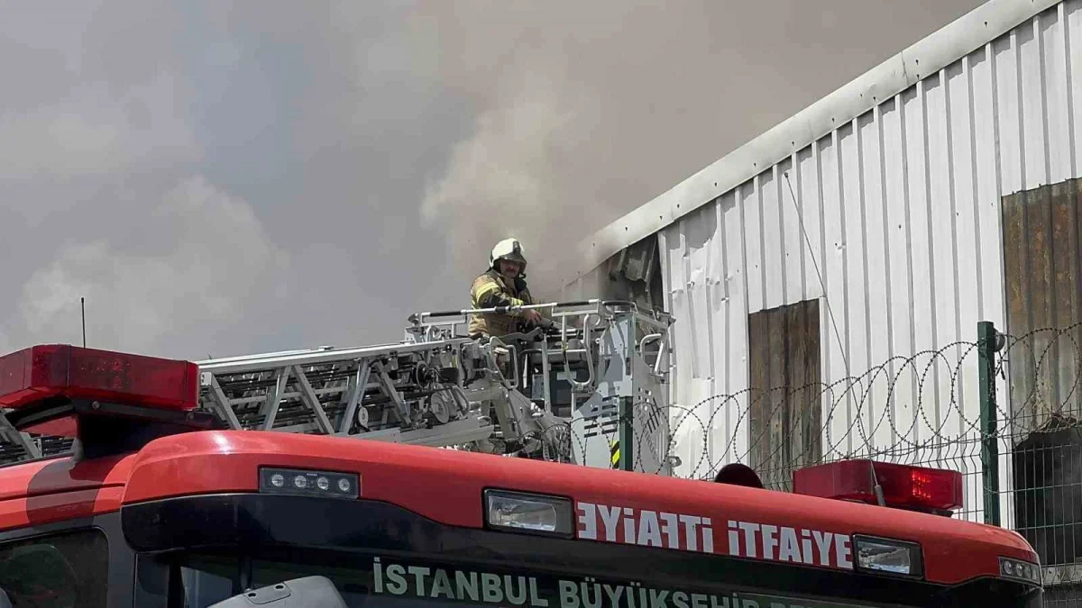 Arnavutköy'de sünger fabrikası yangını 3 saatte söndürüldü