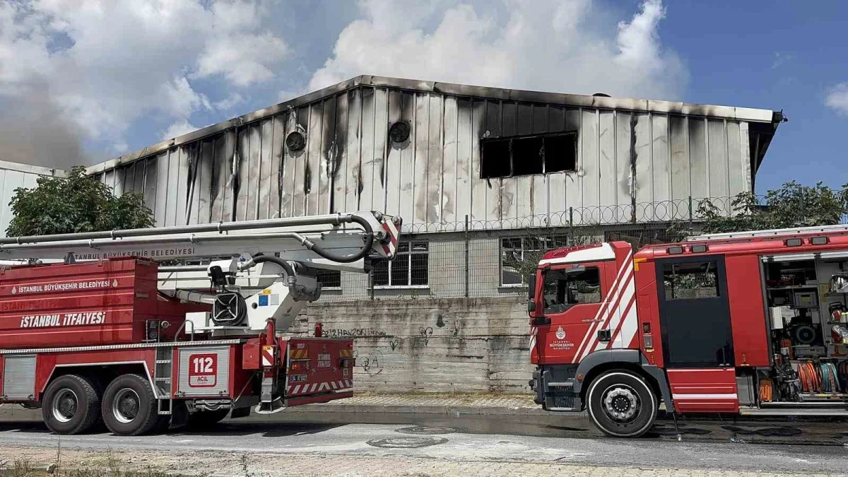 Arnavutköy'de sünger fabrikası yangını 3 saatte söndürüldü