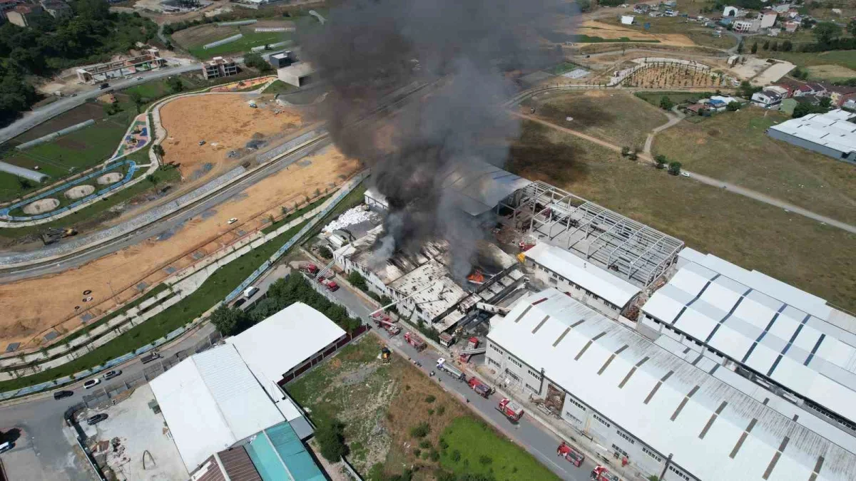 Arnavutköy'de sünger fabrikası yangını 3 saatte söndürüldü