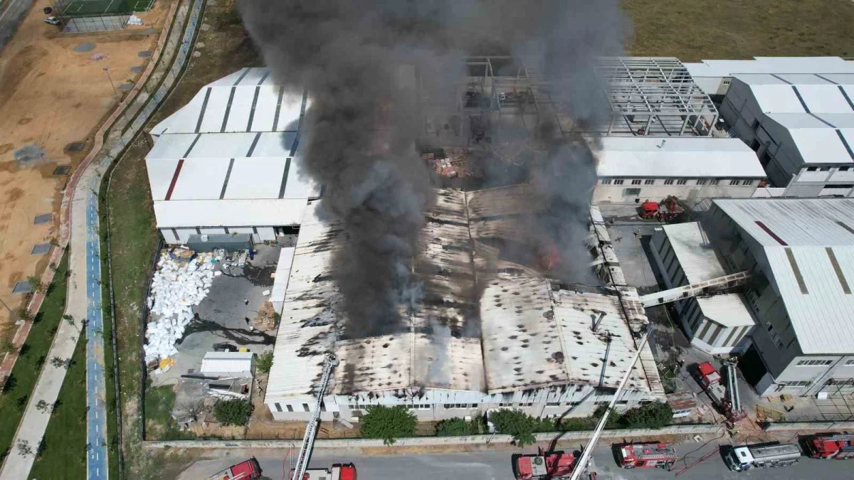 Arnavutköy'de sünger fabrikası yangını 3 saatte söndürüldü