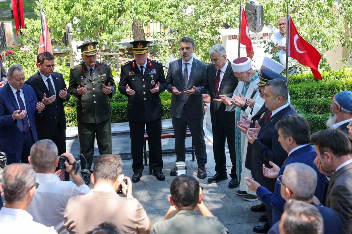 Bursa'da 15 Temmuz anması şehitlik ziyaretiyle başladı