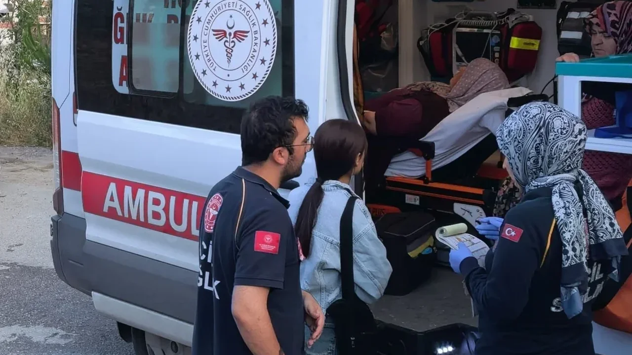 İnegöl'de tarım işçilerini taşıyan servis devrildi: 6 yaralı