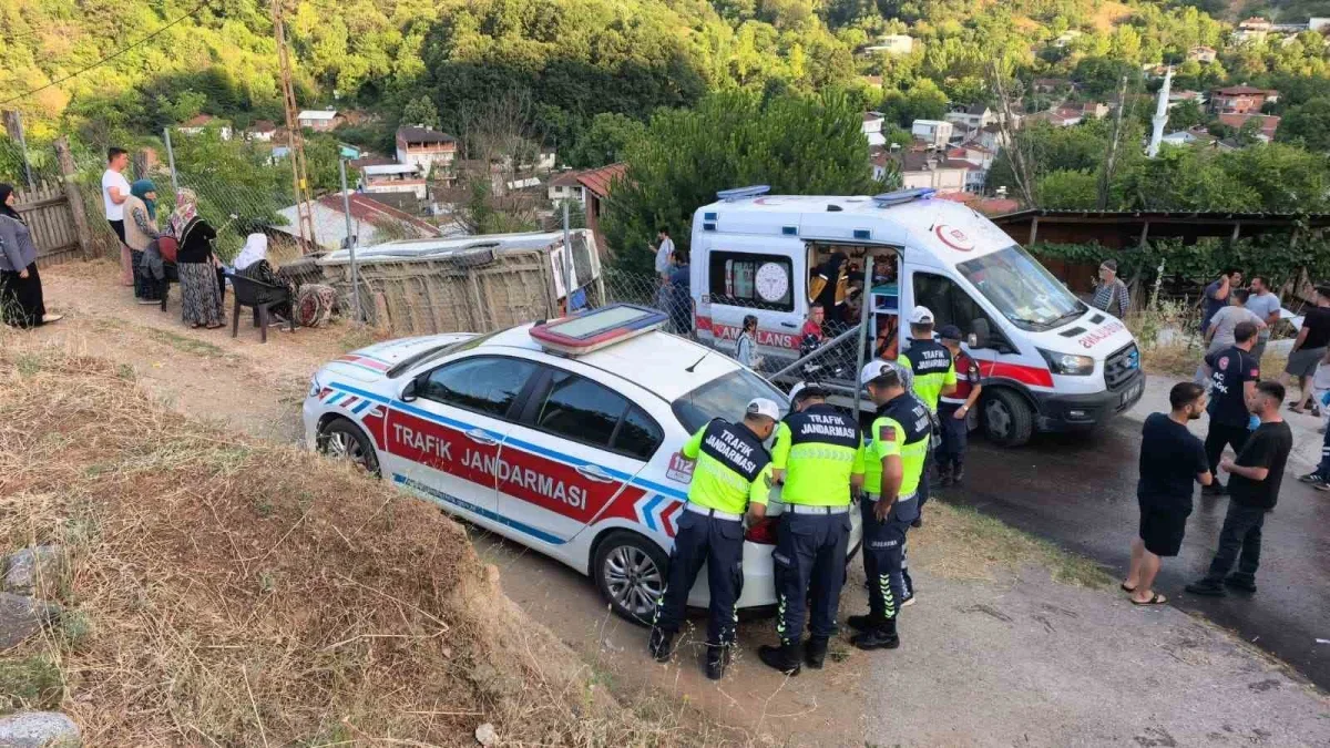 İnegöl'de tarım işçilerini taşıyan servis devrildi: 6 yaralı