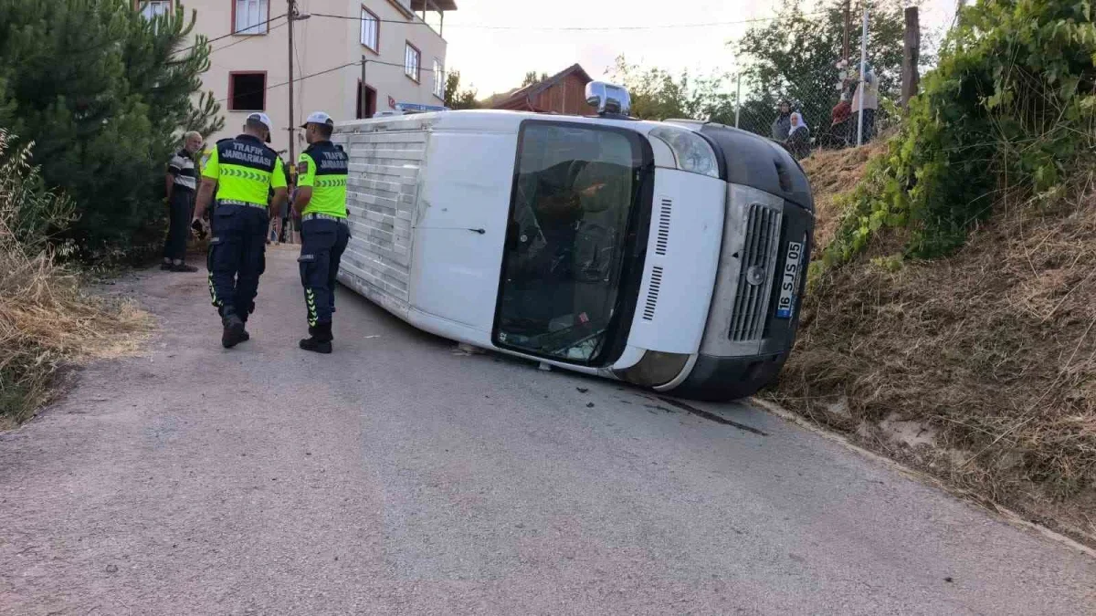 İnegöl'de tarım işçilerini taşıyan servis devrildi: 6 yaralı