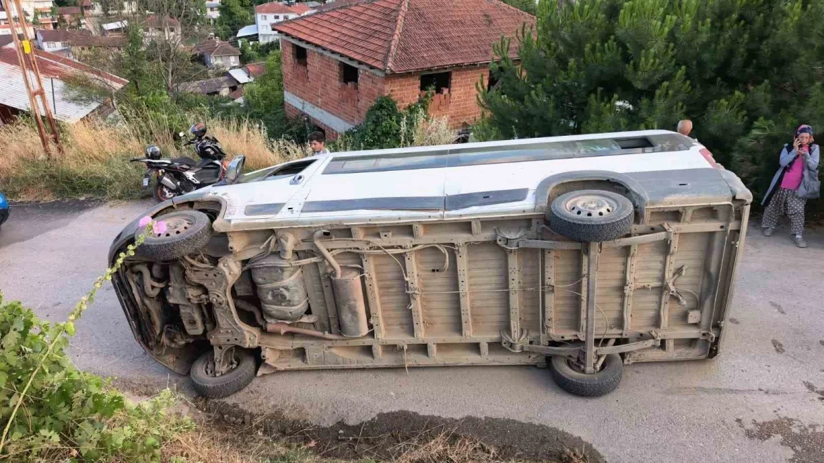 İnegöl'de tarım işçilerini taşıyan servis devrildi: 6 yaralı