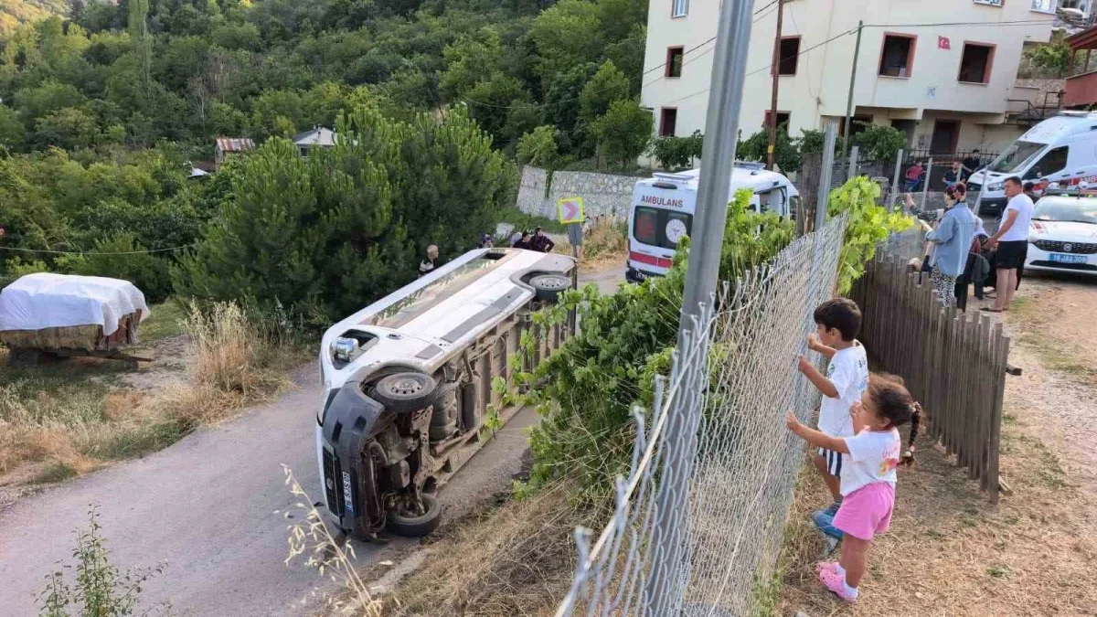 İnegöl'de tarım işçilerini taşıyan servis devrildi: 6 yaralı