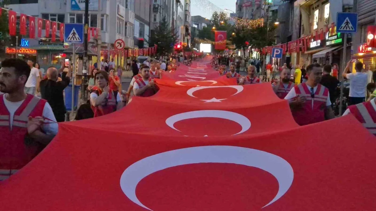 Tekirdağ'da 15 Temmuz korteji: Meydanlar kırmızı beyaza büründü