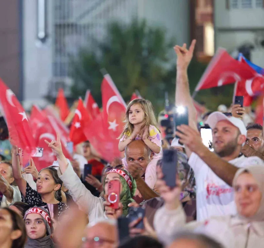 Arnavutköy'de 15 Temmuz'un 10. yılına özel yürüyüş korteji