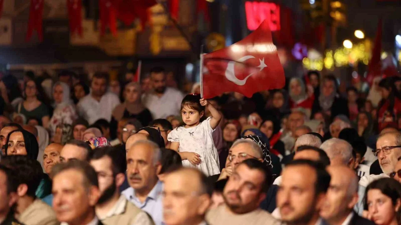 Esenler'de 253 metrelik bayrakla 15 Temmuz anması