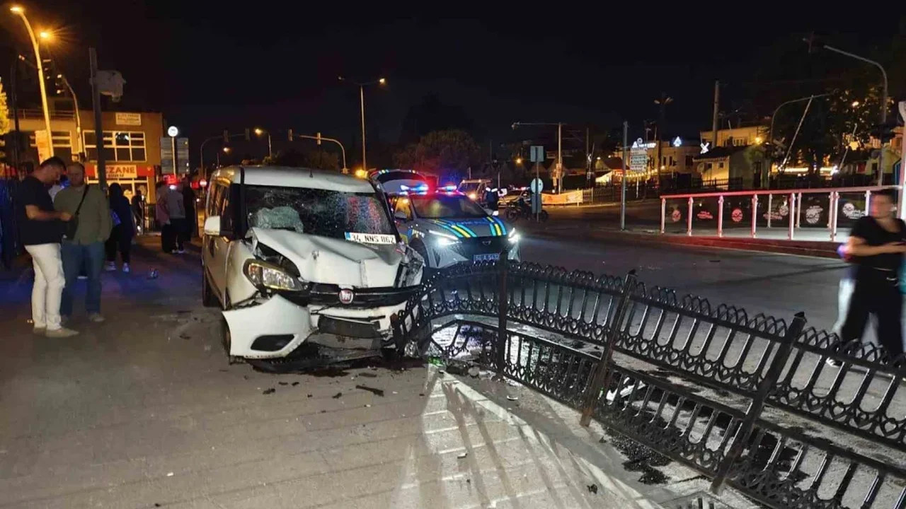 Adapazarı'nda hafif ticari araç ve motosikletler çarpıştı: 1 ölü