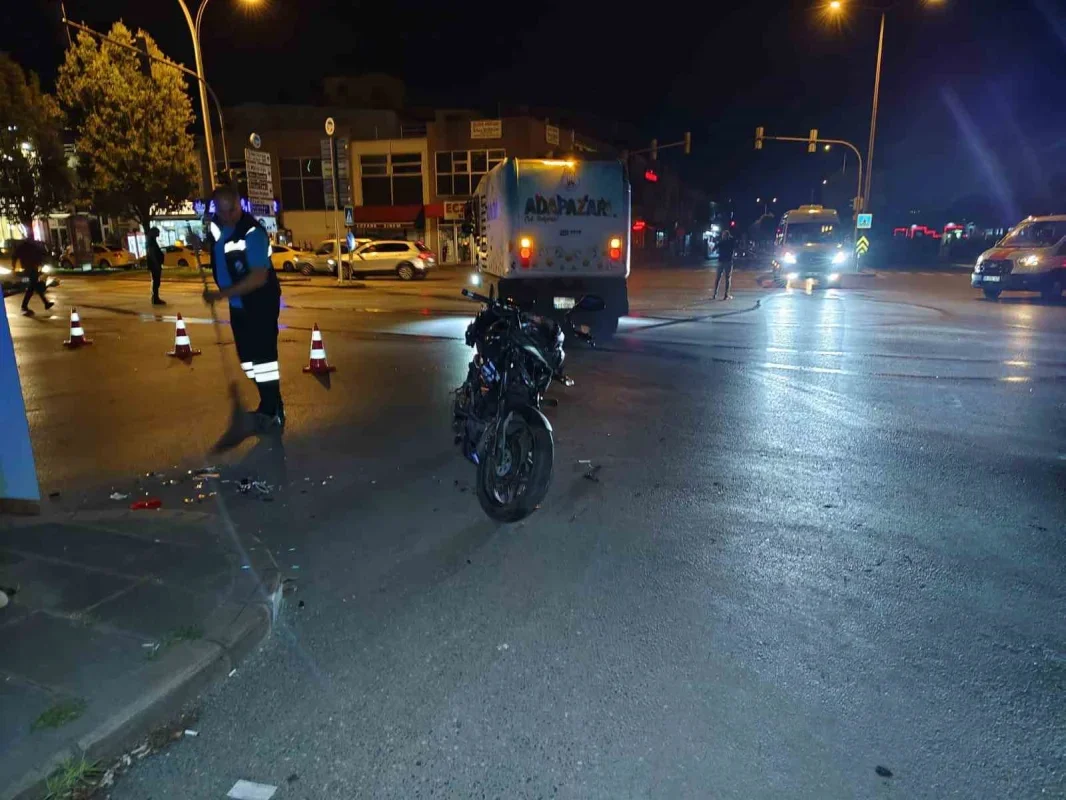 Adapazarı'nda hafif ticari araç ve motosikletler çarpıştı: 1 ölü