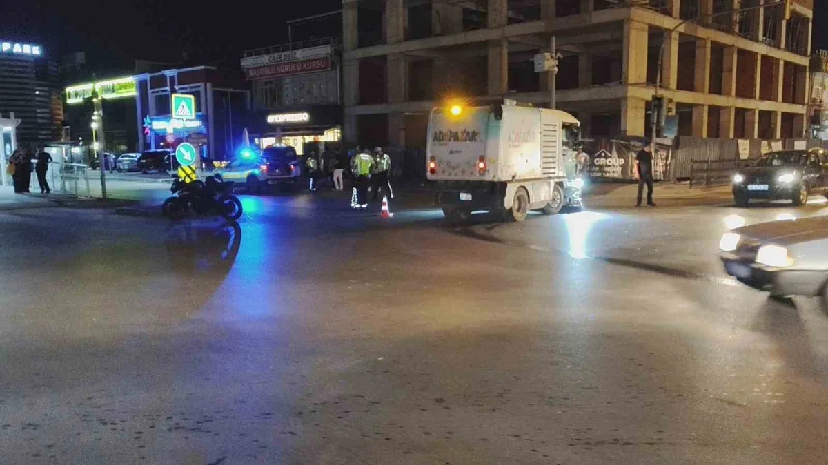 Adapazarı'nda hafif ticari araç ve motosikletler çarpıştı: 1 ölü