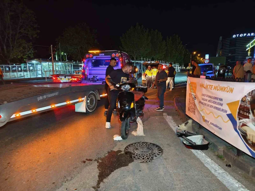 Adapazarı'nda hafif ticari araç ve motosikletler çarpıştı: 1 ölü