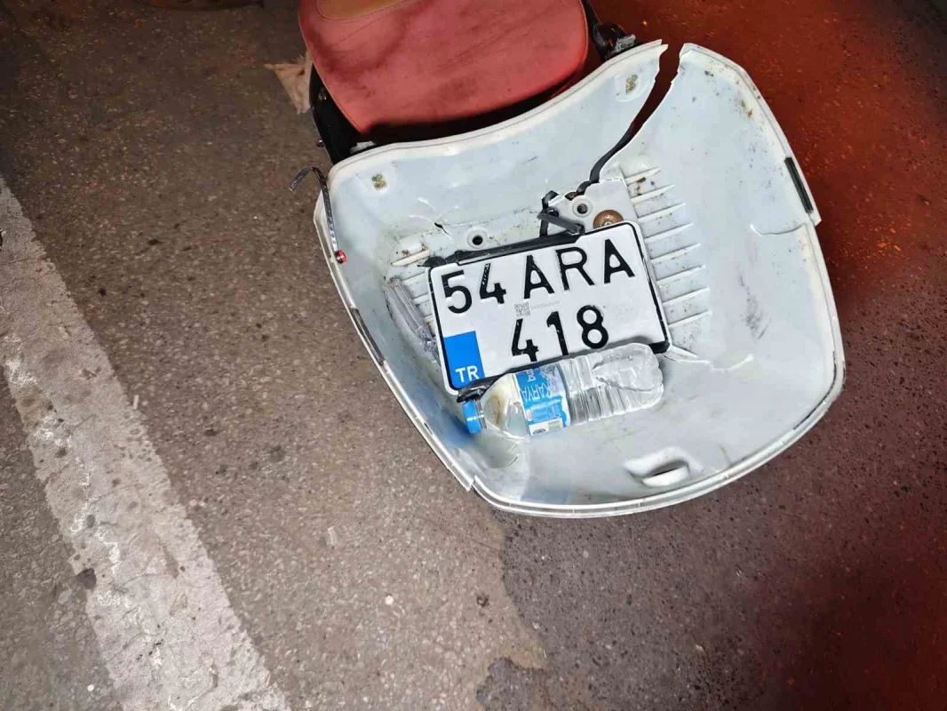 Adapazarı'nda hafif ticari araç ve motosikletler çarpıştı: 1 ölü