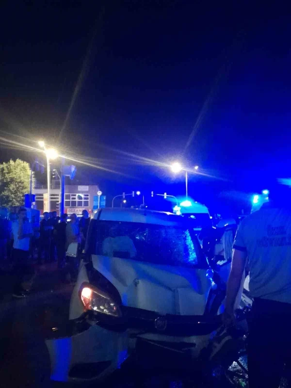 Adapazarı'nda hafif ticari araç ve motosikletler çarpıştı: 1 ölü