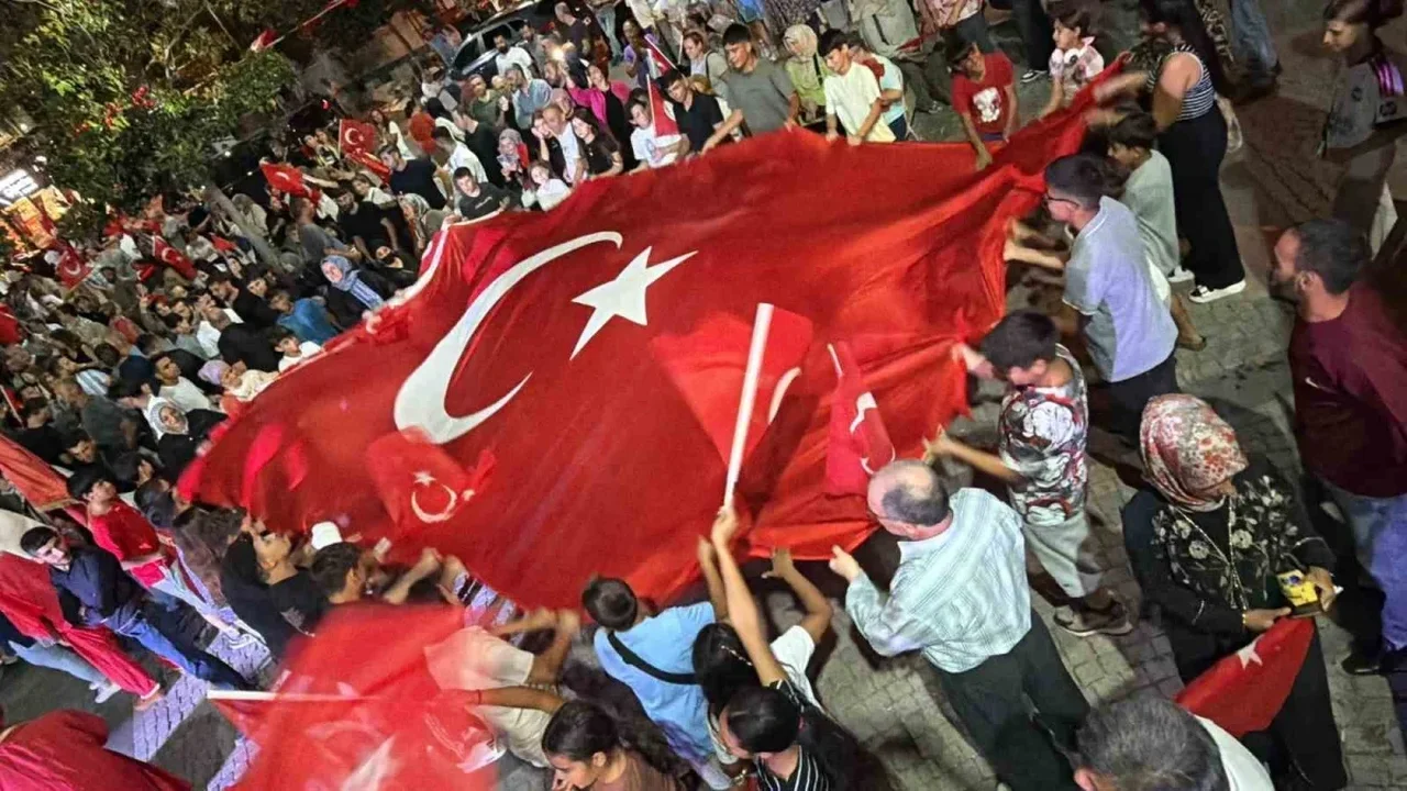 Edremit'te 15 Temmuz anması: Binlerce kişi tek yürek oldu