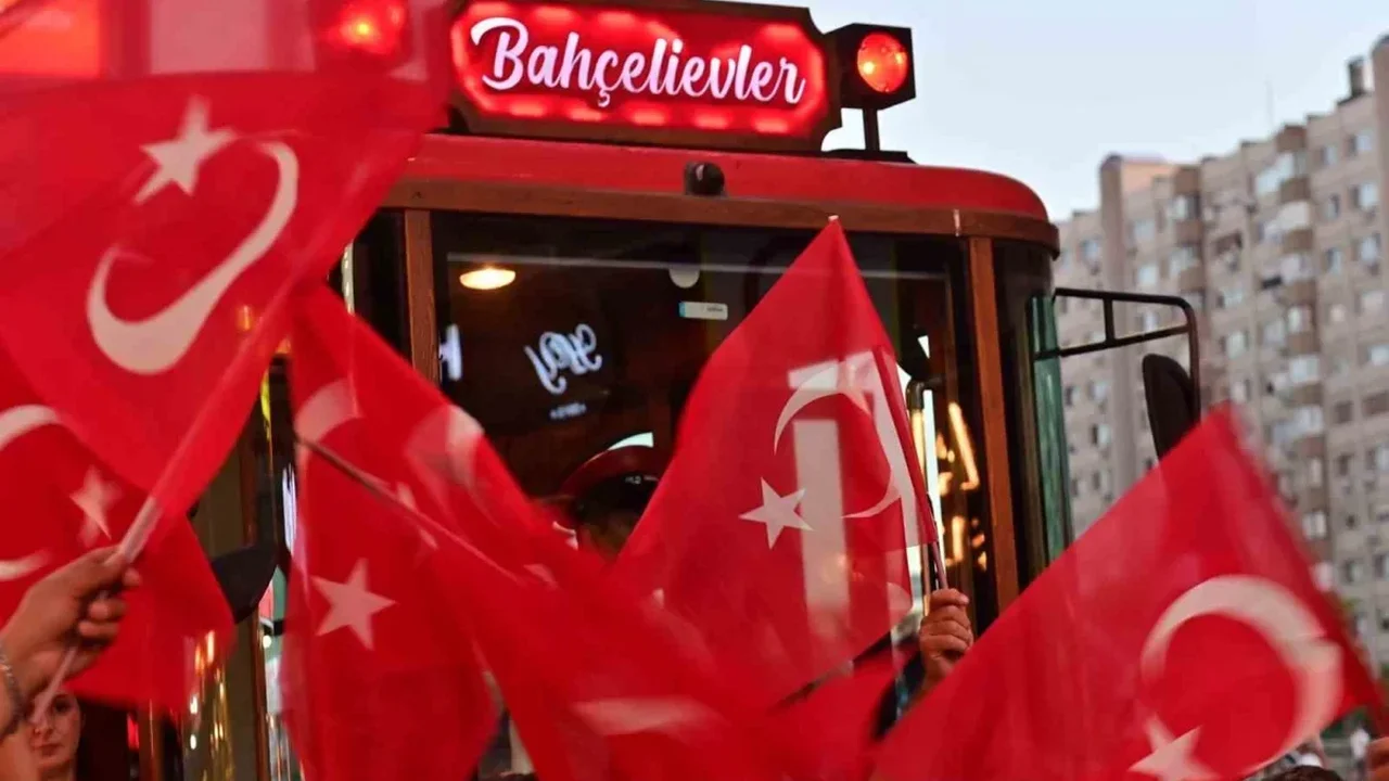 Bahçelievler'de 15 Temmuz şehitleri 3 kilometrelik yürüyüşle anıldı