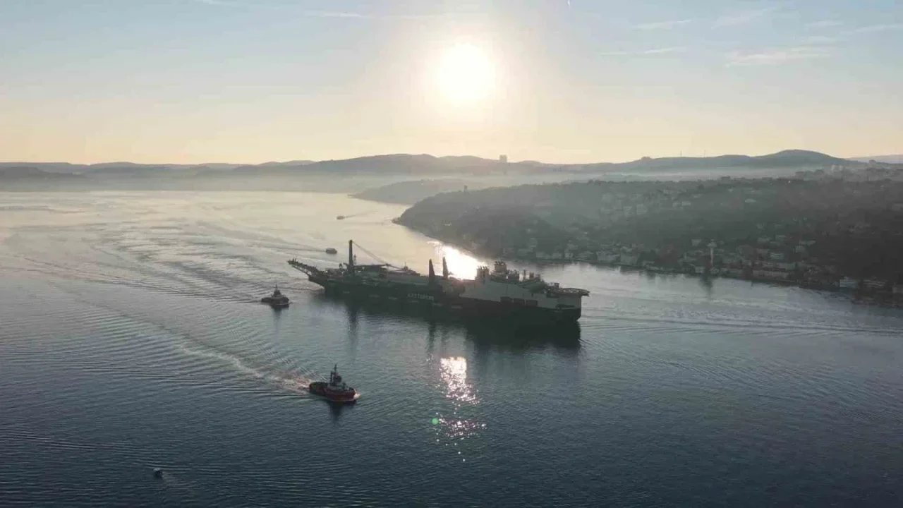 325 metrelik Castorone İstanbul Boğazı'ndan güvenle geçti