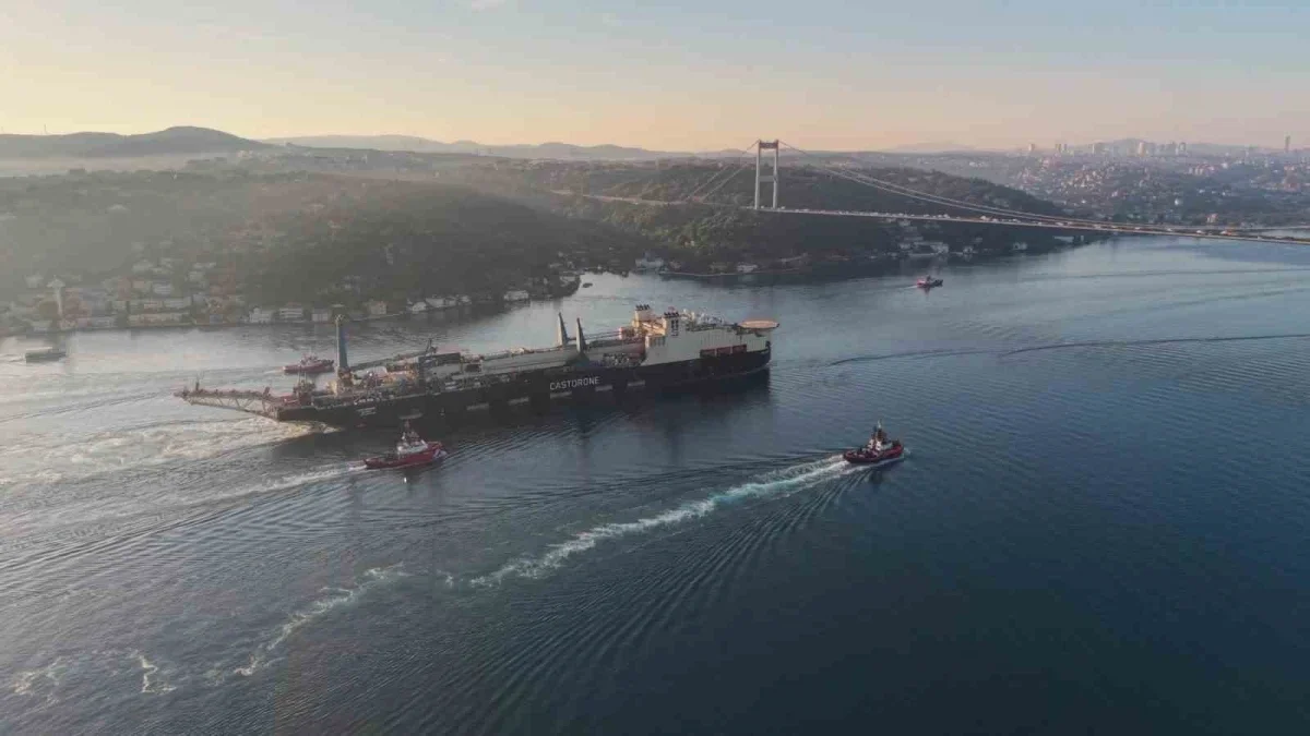 325 metrelik Castorone İstanbul Boğazı'ndan güvenle geçti