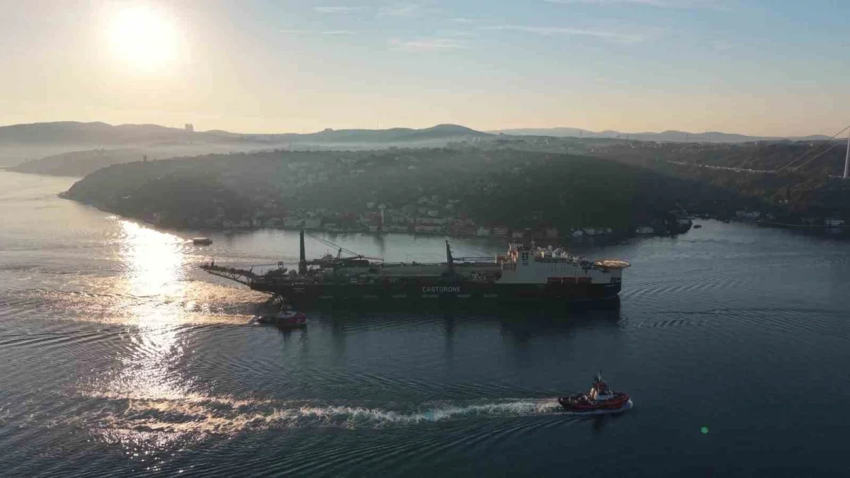 325 metrelik Castorone İstanbul Boğazı'ndan güvenle geçti