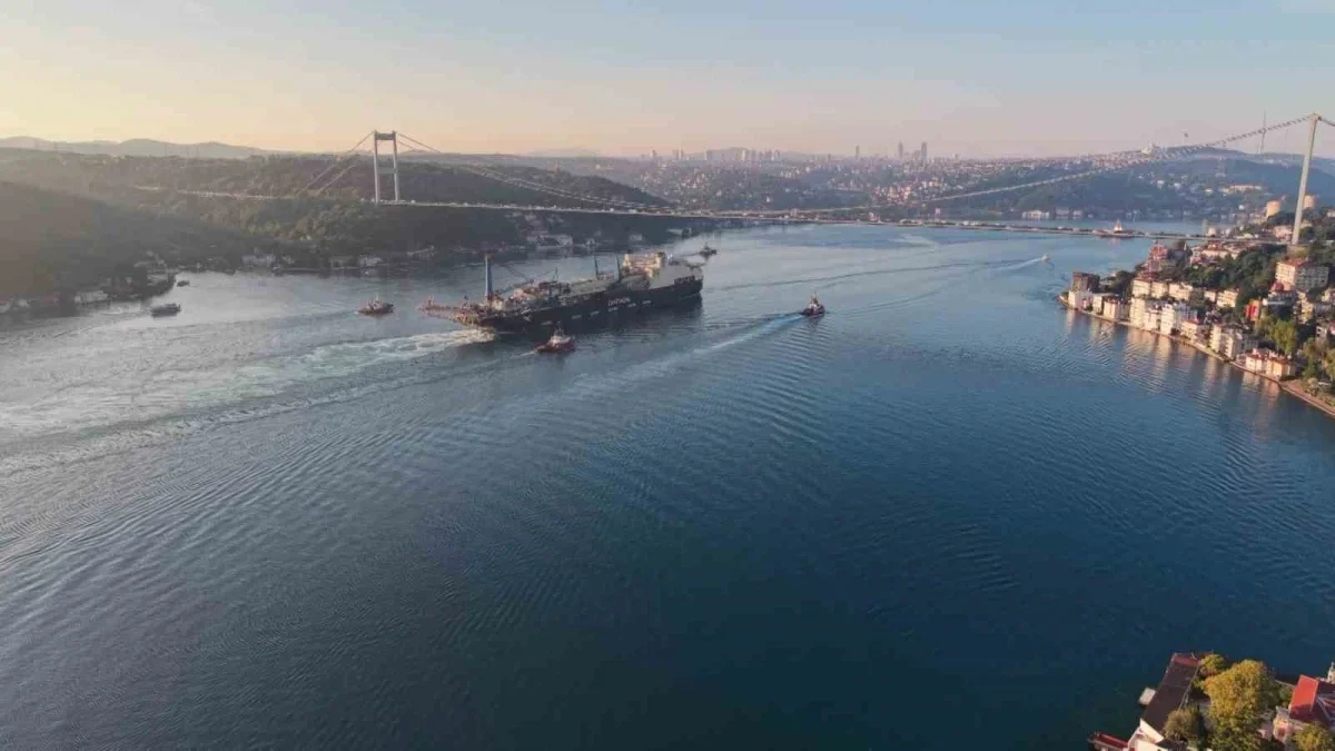 325 metrelik Castorone İstanbul Boğazı'ndan güvenle geçti