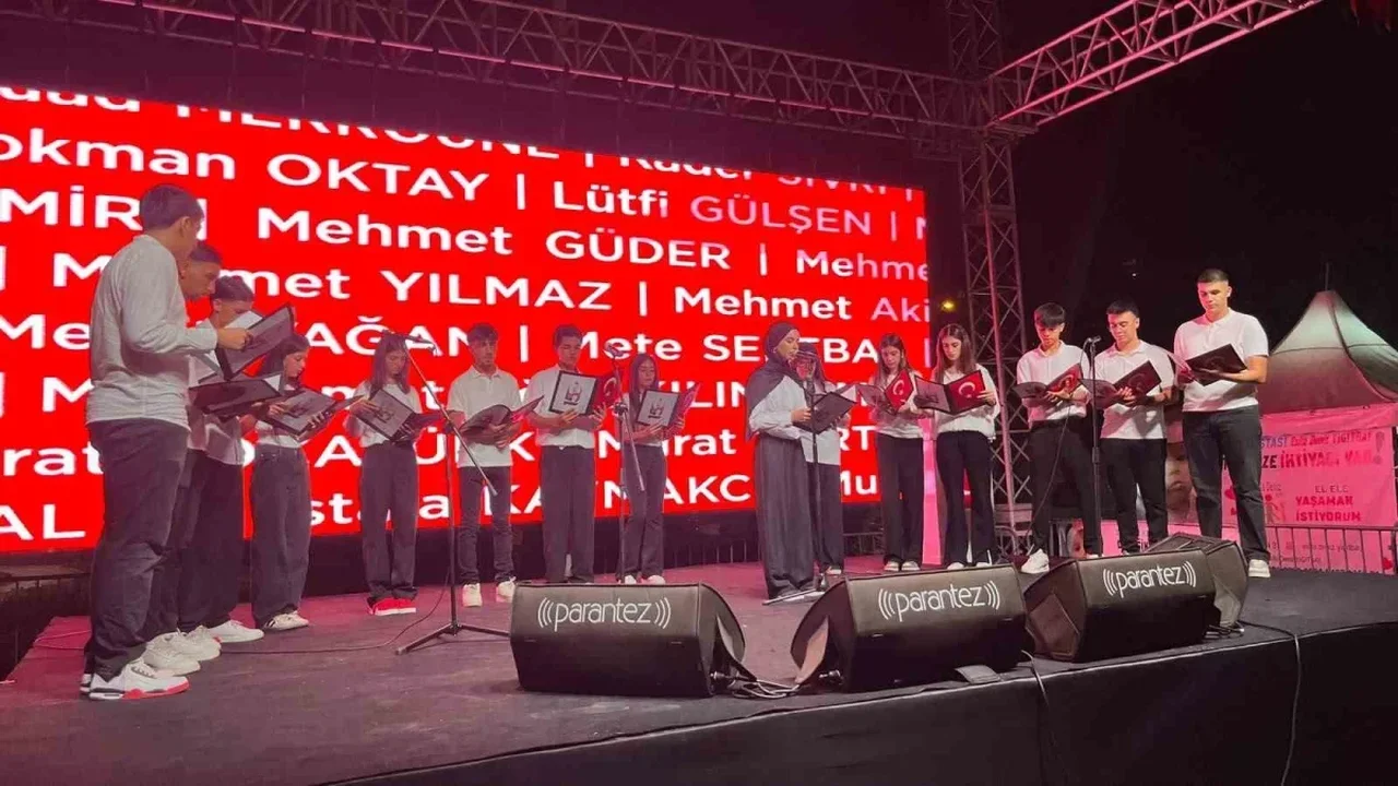 Alanya'da 15 Temmuz'un 10'uncu yılında binlerce kişi yürüdü