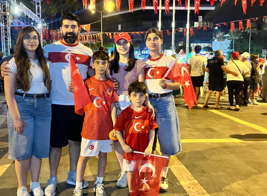 Alanya'da 15 Temmuz'un 10'uncu yılında binlerce kişi yürüdü