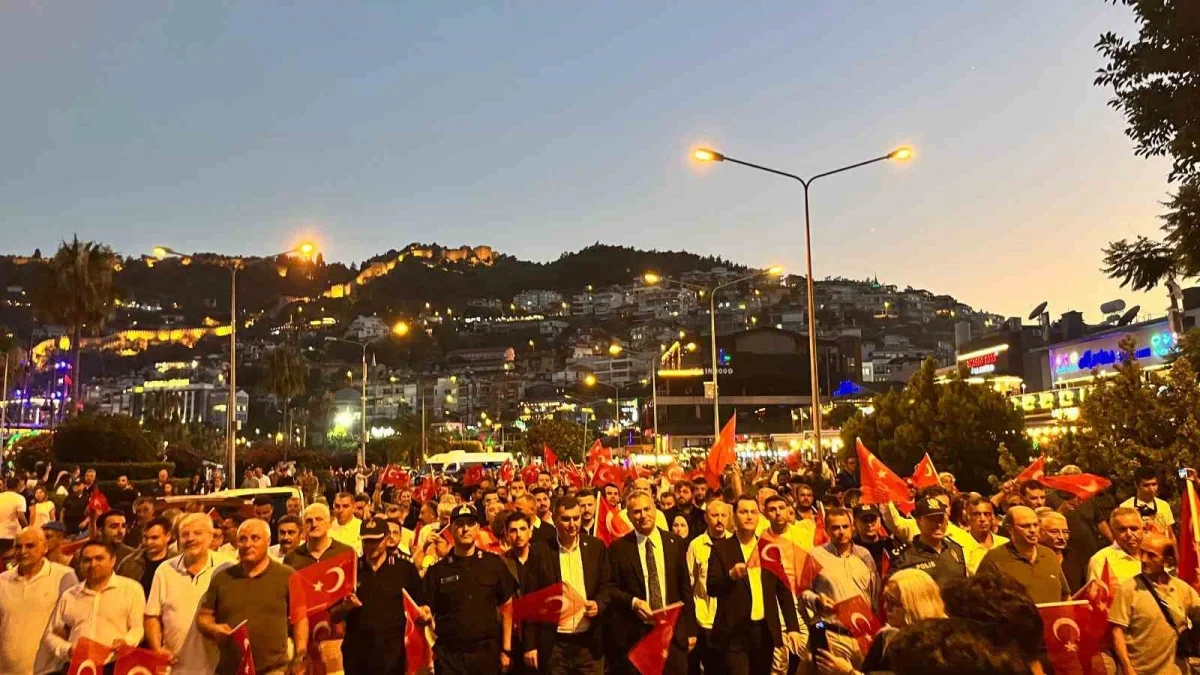 Alanya'da 15 Temmuz'un 10'uncu yılında binlerce kişi yürüdü