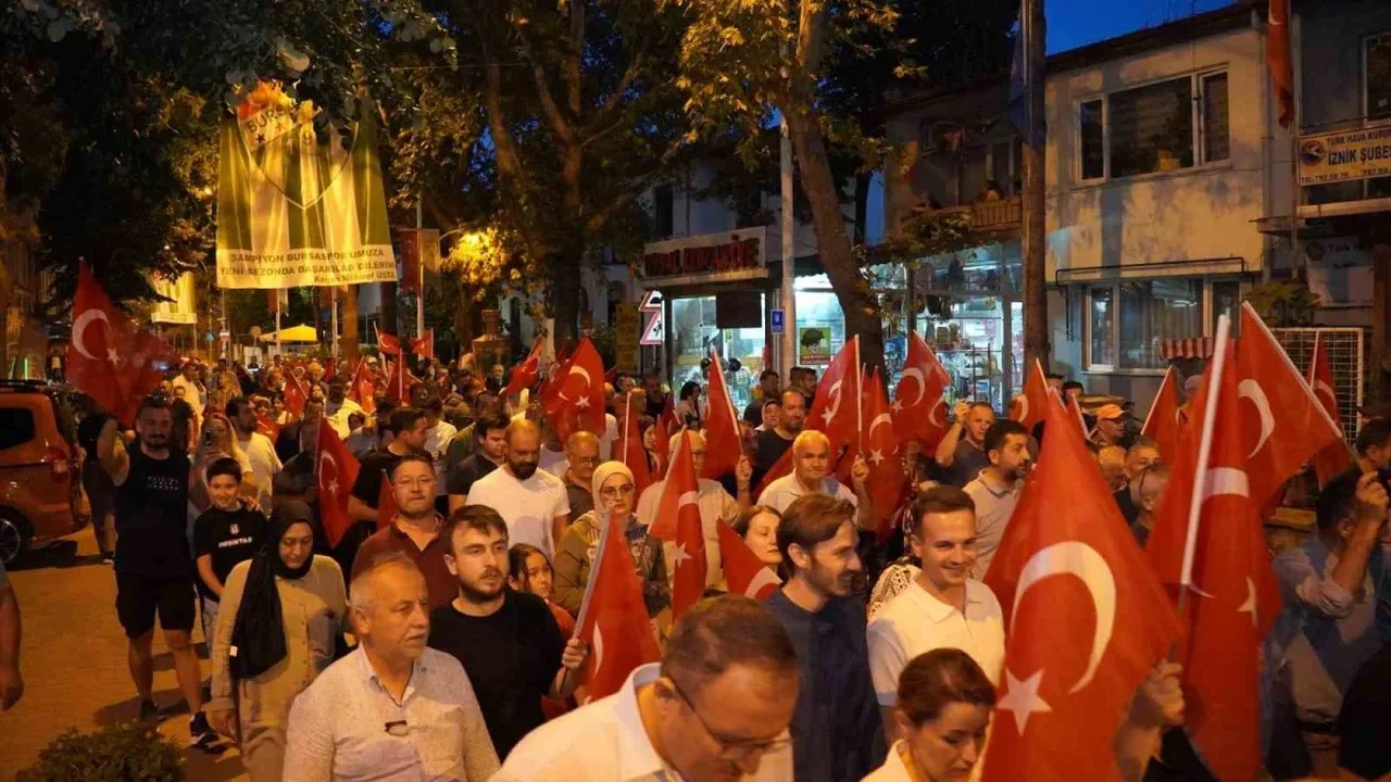 İznik'te 15 Temmuz anması: Meydan doldu, yürüyüş yapıldı