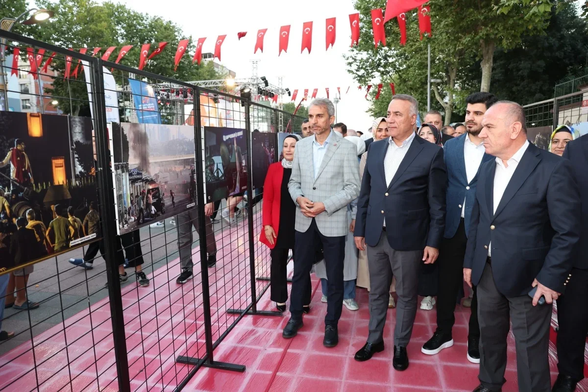 Sultangazi'de 15 Temmuz Demokrasi ve Şehitler Meydanı doldu