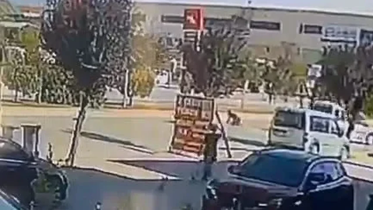İnegöl'de motosiklet hafif ticari araca çarptı: O anlar kamerada