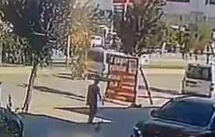 İnegöl'de motosiklet hafif ticari araca çarptı: O anlar kamerada