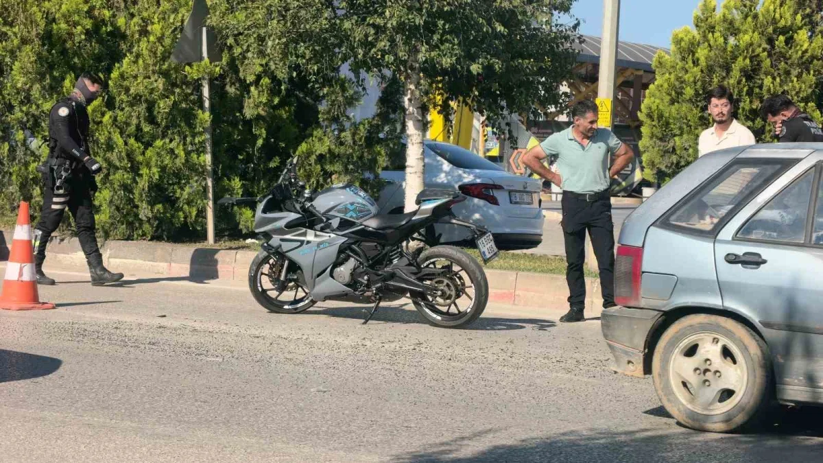 İnegöl'de motosiklet hafif ticari araca çarptı: O anlar kamerada