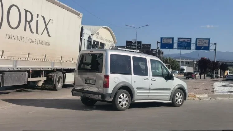 İnegöl'de motosiklet hafif ticari araca çarptı: O anlar kamerada