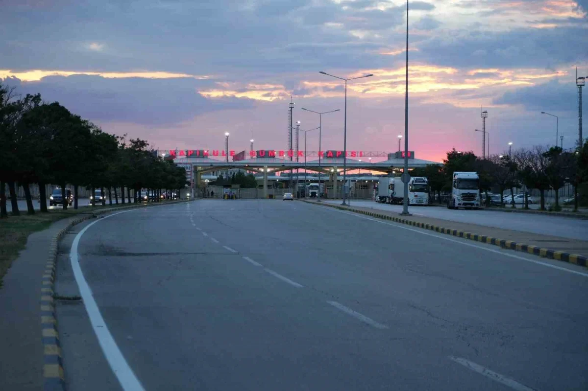 Kapıkule'de gurbetçi yoğunluğu: Bayrak ve ezan hasreti